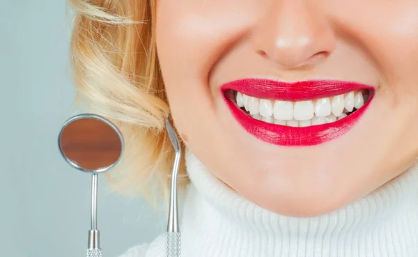 Sonrisa Femenina Hermosa Saludable Herramientas Dentistas Profesionales Blanqueamiento Blanco Fuerte — Foto de Stock