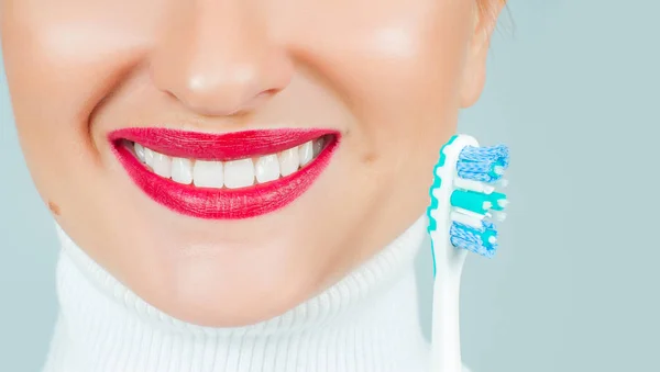 Sonrisa Femenina Hermosa Saludable Salud Dental Blanqueamiento Blanco Fuerte Concepto —  Fotos de Stock