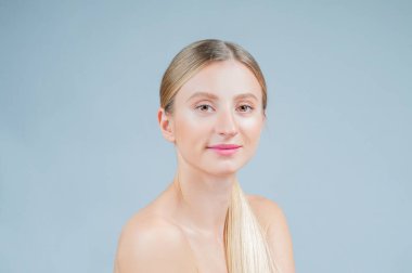 Güzellik kadını yüz portre. Mükemmel taze temiz cilt güzel kızla. Gençlik ve cilt bakım kavramı.