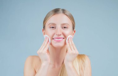 Güzel kadın kaldırma makyaj yüzünden cilt bakım concep