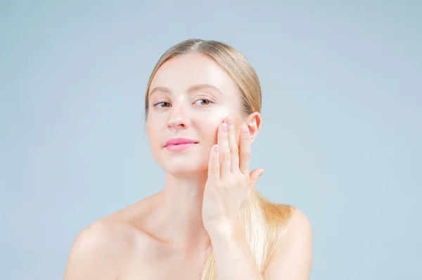 Beleza Tratamento Facial Mulher Bonita Com Pele Perfeita Limpa Toque — Fotografia de Stock
