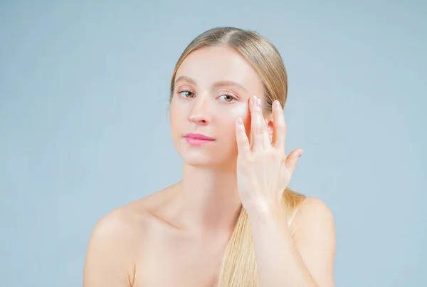 Beleza Tratamento Facial Mulher Bonita Com Pele Perfeita Limpa Toque — Fotografia de Stock