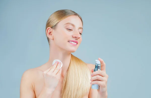 Schoonheid Gezichts Behandeling Mooie Vrouw Verwijderen Van Make Uit Haar — Stockfoto