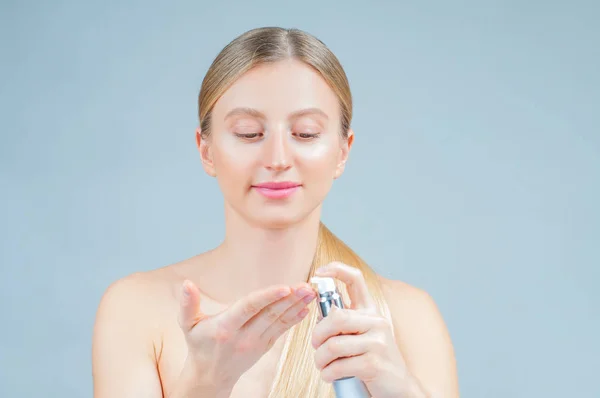 Beauty Facial Treatment Beautiful Woman Removing Makeup Her Face — Stock Photo, Image