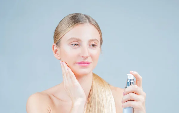 Belleza Tratamiento Facial Hermosa Mujer Quitándose Maquillaje Cara —  Fotos de Stock
