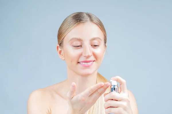 Beleza Tratamento Facial Mulher Bonita Removendo Maquiagem Seu Rosto — Fotografia de Stock