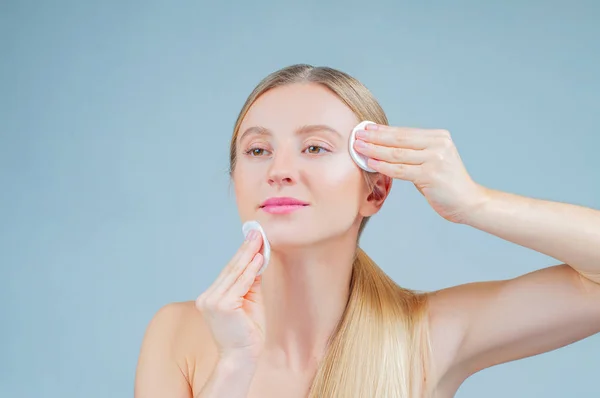 Bella Donna Che Rimuove Trucco Dal Viso Cura Della Pelle — Foto Stock