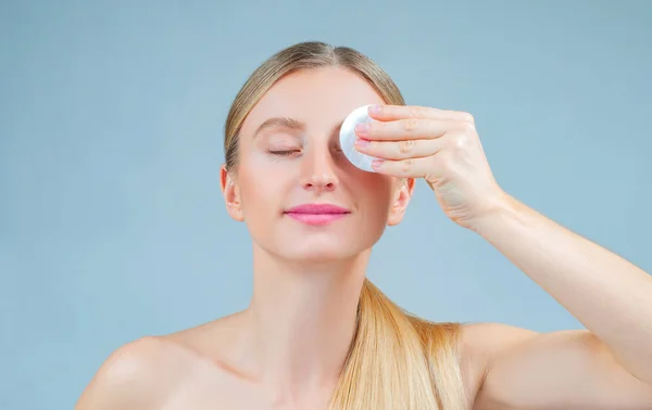 Beautiful Woman Removing Makeup Her Face Skin Care Concep — Stock Photo, Image