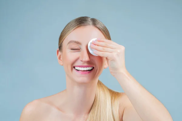 Beautiful Woman Removing Makeup Her Face Skin Care Concep — Stock Photo, Image