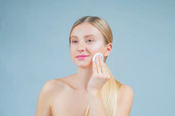 Beautiful Woman Removing Makeup Her Face Skin Care Concep — Stock Photo, Image