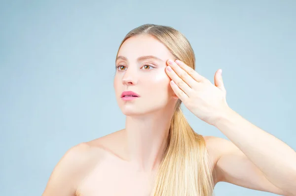 Schönheits Und Gesichtsbehandlung Schöne Frau Mit Sauberer Perfekter Haut Berühren — Stockfoto