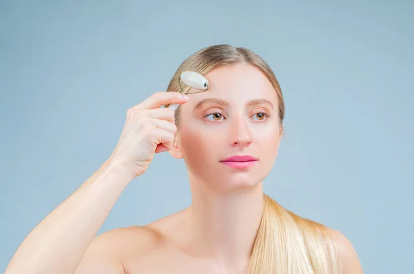 Gesichtsmassage Gesichtsbehandlung Schöne Frau Bekommen Massage Gesicht Mit Rollenmassage — Stockfoto