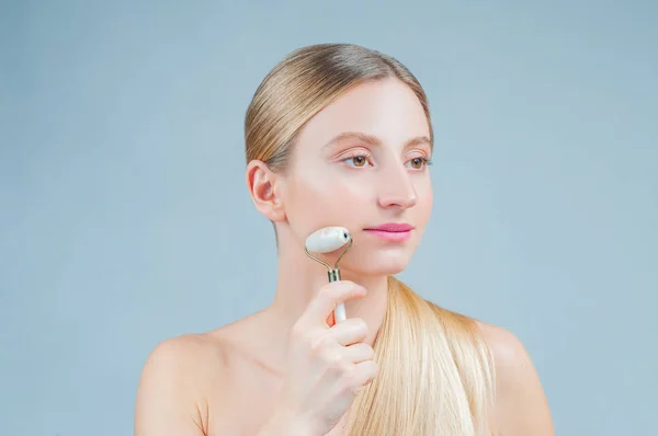 Massagem Facial Tratamento Beleza Facial Mulher Bonita Recebendo Massagem Facial — Fotografia de Stock