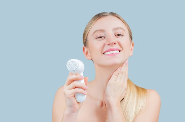 Beautiful Woman Washing Face Skin Brush Facial Beauty Treatment Concept — Stock Photo, Image