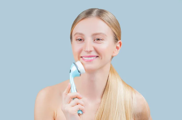 Beautiful Woman Washing Face Skin Brush Facial Beauty Treatment Concept — Stock Photo, Image