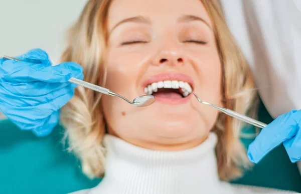 Mujer Examinan Los Dientes Los Dentistas Médico Haciendo Tratamiento Dental — Foto de Stock