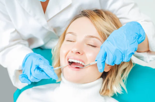 Жінка Яка Оглянула Зуби Стоматологів Лікар Робить Стоматологічне Лікування — стокове фото