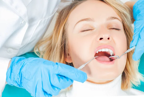 Mujer Examinan Los Dientes Los Dentistas Médico Haciendo Tratamiento Dental — Foto de Stock