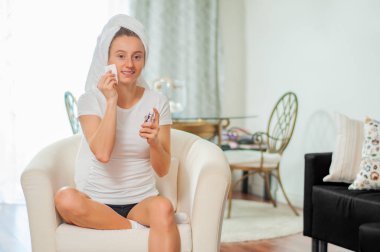 Güzel kadın makyaj yüzünden evde kaldırma