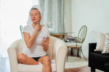 Güzel kadın makyaj yüzünden evde kaldırma