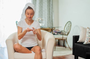Güzel kadının yüzünde evde nemlendirici krem uygulamak