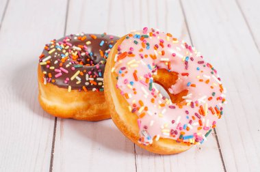 Ahşap masa üzerinde Renkli camlı çörek.