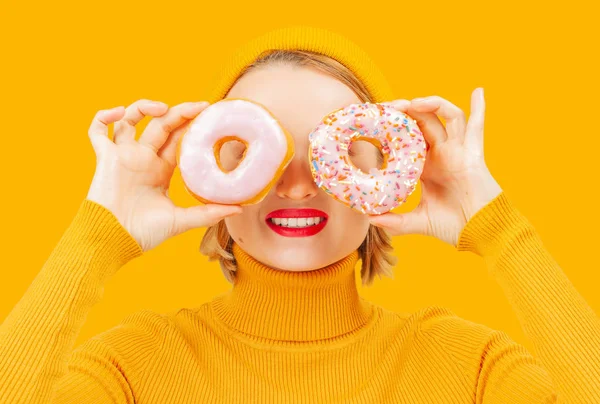Funny woman  with colorful donuts against her eyes. — Stock Photo, Image