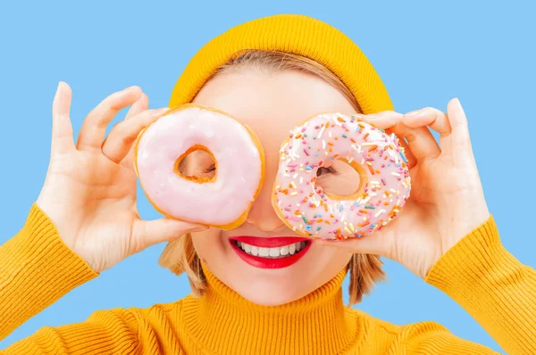 Смешная женщина с красочными пончиками на глазах . — стоковое фото