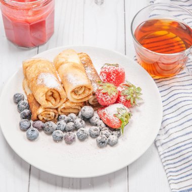 Sağlıklı Kahvaltı, kahve ve ev yapımı kek taze berri ile