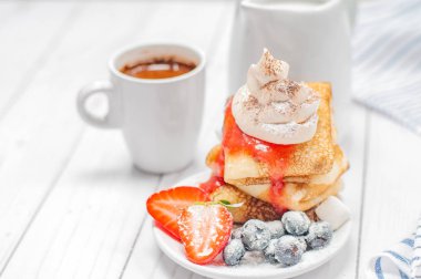 Sağlıklı kahvaltı. Kahve ve taze blu ile lezzetli gözleme