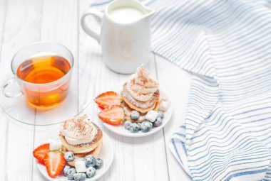 Sağlıklı Kahvaltı, çay ve taze b ile ev yapımı kek