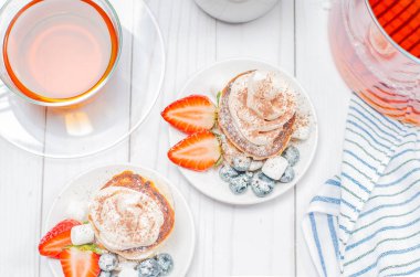 Sağlıklı Kahvaltı, çay ve taze b ile ev yapımı kek