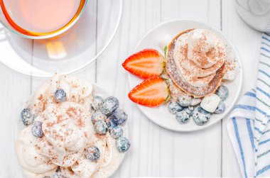 Sağlıklı Kahvaltı, çay ve taze b ile ev yapımı kek