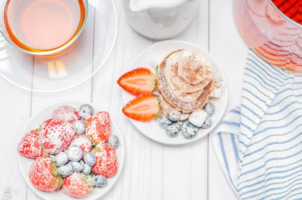 Hälsosam frukost, svart te och hemlagade pannkakor med färsk b — Stockfoto