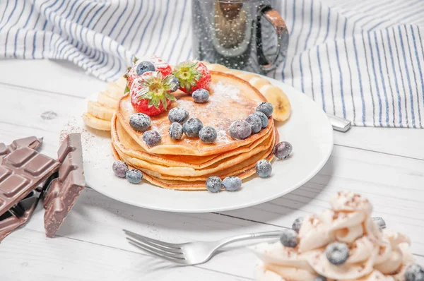 Healthy breakfast, coffee and delicious homemade pancakes with f — Stock Photo, Image