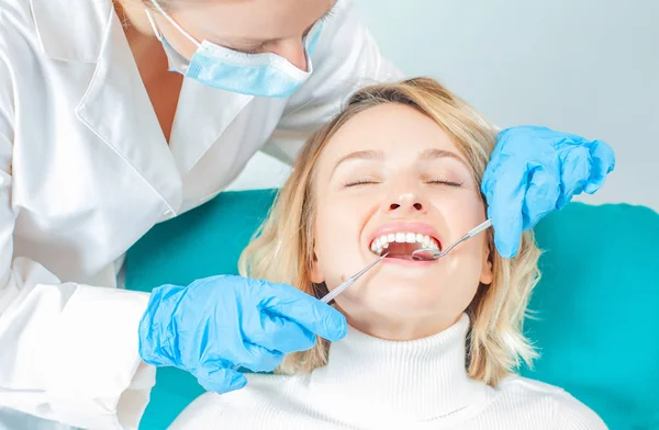 Mulher com dentes examinados em dentistas — Fotografia de Stock