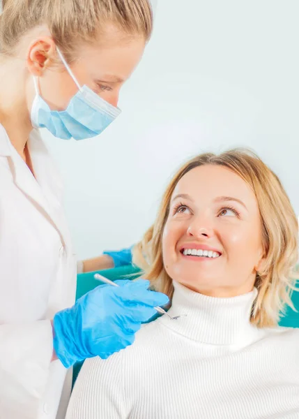 Mujer con dientes examinados en dentistas — Foto de Stock