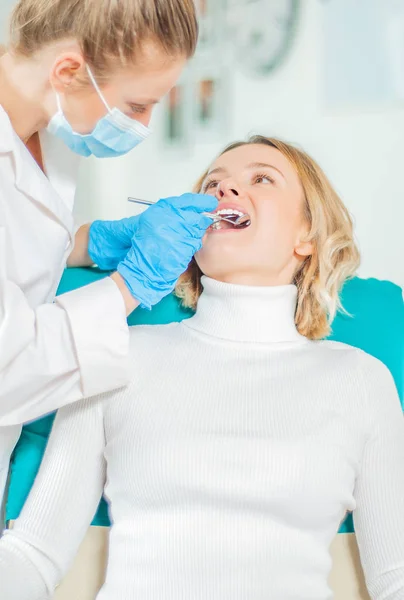 Mulher com dentes examinados em dentistas — Fotografia de Stock