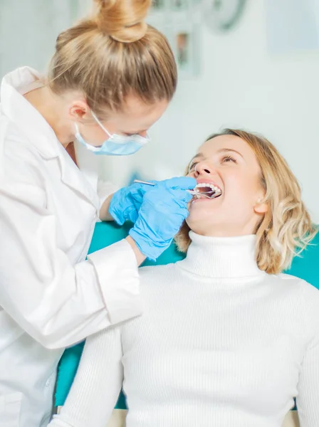 Mulher com dentes examinados em dentistas — Fotografia de Stock