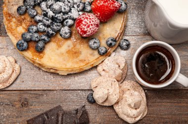 Sağlıklı Kahvaltı, kahve ve ev yapımı kek ahşap masa üzerinde taze çilek ile