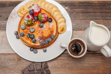 Sağlıklı Kahvaltı, kahve ve ev yapımı kek taze çilek ve muz ile 