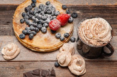 Sağlıklı Kahvaltı, kahve ve ev yapımı kek ahşap masa üzerinde taze çilek ile