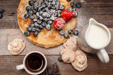 Sağlıklı Kahvaltı, kahve ve ev yapımı kek ahşap masa üzerinde taze çilek ile