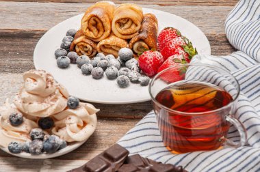 Sağlıklı Kahvaltı, siyah çay ve ev yapımı kek ahşap masa üzerinde taze çilek ile