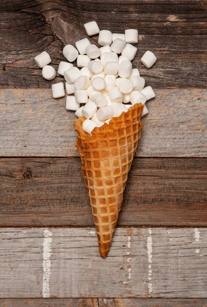 Marshmallow em cone de sorvete na mesa de madeira — Fotografia de Stock