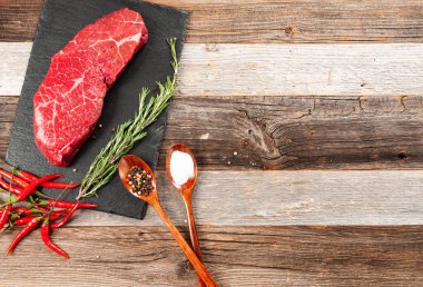 Ham et, siyah tahta üzerinde pişirme için baharatlar ile sığır eti 