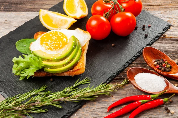 Desayuno saludable. Sándwiches. Tostadas de aguacate con huevo frito — Foto de Stock