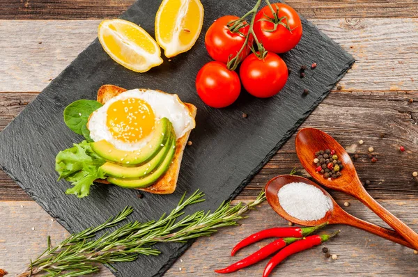 Desayuno saludable. Sándwiches. Tostadas de aguacate con huevo frito — Foto de Stock