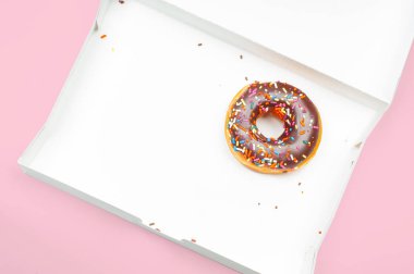  Pembe arka planda boş kutuda son çikolata donut