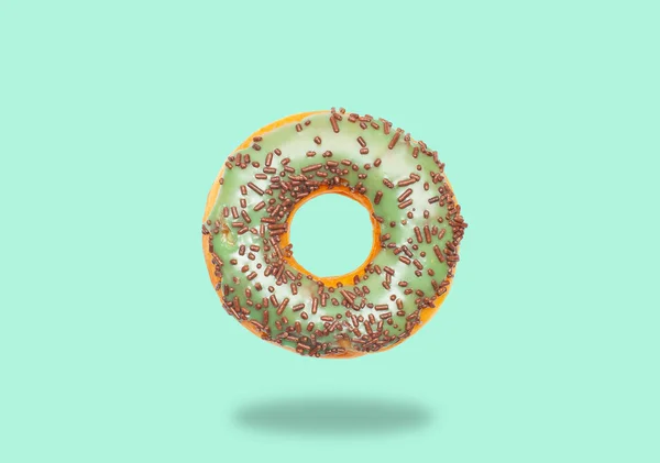 Donut vert sur fond vert pastel . — Photo